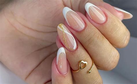 Unha almond delicada  45 Elegant and Chic Almond Acrylic Nails for Summer Nails Designs 2021